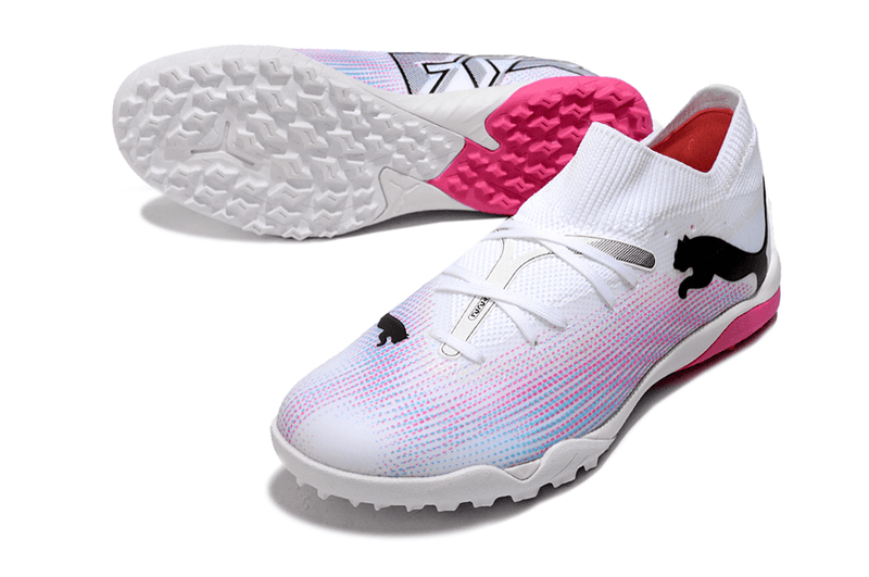 Chuteira Society Puma Future 7 TF Branca, Rosa e Azul "Phenomenal Pack"