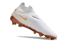 Chuteira Campo Nike Phantom GX DF Elite FG Branca e Dourado "United Golden Pack"